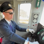 偏光サングラスを着けて電車の運転席に座る山陽電気鉄道社員＝明石市二見町東二見