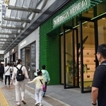 フラワーロード沿いに海外高級ブランドの路面店が並び、訪日客の姿が増えた＝神戸市中央区小野柄通８