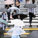 職場へ急ぐ。組織と個人の幸せな関係が求められる＝神戸市内