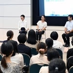 参加者らを前に、自身が苦悩した経験などを話す管理職たち＝神戸市中央区東川崎町１（撮影・風斗雅博）