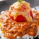 六甲バターが大阪・関西万博会場内のレストランで提供する「夏野菜グリルのヴィーガンチーズカレー」（同社提供）