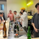 関係者を招いたプレオープンで、笑顔を見せる井手翔陽さん（右）＝神戸市中央区加納町４、ａｗａｂａｒ　Ｋｏｂｅ