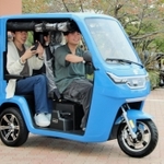 納車されたＥＶトゥクトゥクに試乗する学生ら＝神戸市北区鈴蘭台北町７、神戸親和大