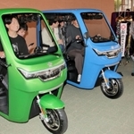 納車されたＥＶトゥクトゥクに乗り込む学生ら＝神戸市北区鈴蘭台北町７、神戸親和大