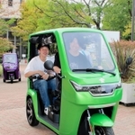 納車されたＥＶトゥクトゥクに試乗する学生ら＝神戸市北区鈴蘭台北町７、神戸親和大
