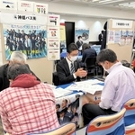 兵庫県バス協会が昨年開いたバス運転手の合同就職説明会の様子。５５人が訪れ、採用につながった例もあるという＝２０２３年１０月、神戸市中央区（同協会提供）