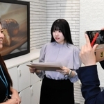 社員に取材する関西学院大の山本遥可さん（中央）＝西宮市久保町、シュゼット・ホールディングス