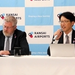 神戸空港など関西３空港の利用状況などを発表する関西エアポートの新宮早人執行役員（右）とフランソワ・スタレスキー専務執行役員＝大阪府泉佐野市、同社