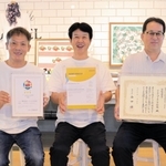 これまでの認定証や表彰状を手にする（左から）笹倉清明営業課長、竹内裕児代表取締役、竹内孝佳常務＝兵庫県多可町中区糀屋、ソーイング竹内