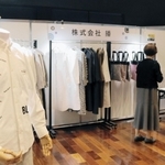 播州織を使ったシャツなどが展示されている「播州織フェア」＝西脇市下戸田