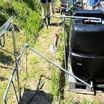 ピーマンの猛暑対策にも有効な太陽光パネルを備えた自動給水装置（ＪＡたじま提供）