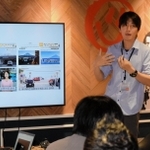 金融機関の担当者らに事業戦略を説明する「ＬＩＦＥＳＨＯＴ」の梁東珍社長（中央）＝神戸市中央区浪花町、起業プラザひょうご