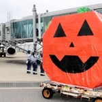神戸空港の駐機場にお目見えした巨大なカボチャの装飾。１日８便の搭乗客を見送る＝29日午前、神戸市中央区