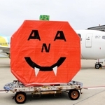 神戸空港の駐機場にお目見えした巨大なカボチャの装飾。目と鼻が「ＡＮＡ」となっている＝29日午前、神戸市中央区