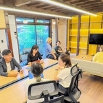 養父市に新設した拠点で構想を語り合う起業家や支援者ら（アドリブワークス提供）