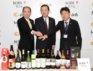 神戸ワイン事業譲渡の会見に臨んだ（左から）神戸農政公社の福島国武常務理事、白鶴酒造の桜井一雅専務、神戸市経済観光局の椿野智弘局長＝１日午後、同市役所
