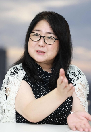 「女性リーダーのためのビジネス・カレッジ」を開いた元大丸神戸店長の柚木和代さん＝神戸市中央区三宮町１（撮影・笠原次郎）