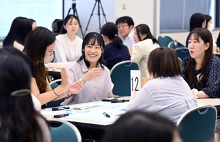 グループディスカッションでは、参加者が自身のキャリアにおける期待や不安について胸の内を明かした＝神戸市中央区東川崎町１、神戸クリスタルタワー（撮影・風斗雅博）