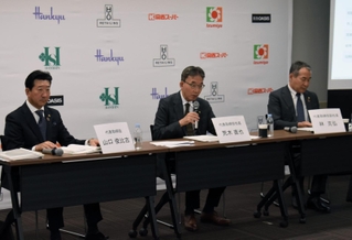 ２０２４年９月中間連結決算について発表するエイチ・ツー・オーリテイリングの荒木直也社長（中央）ら＝大阪市北区