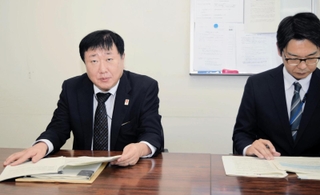 兵庫県内の経済情勢を解説する神戸財務事務所の山本健治所長（左）＝神戸経済記者クラブ