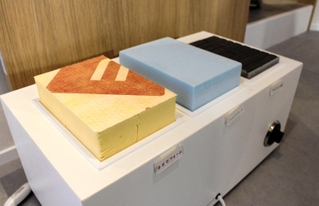 異なる断熱材などを展示し、熱や冷気の浸透度合いを触って体感することもできる＝神戸市東灘区