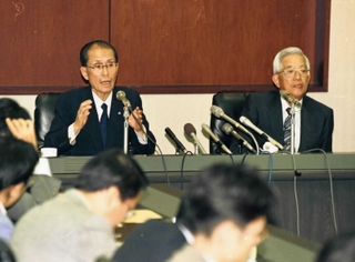 破綻した兵庫銀行の受け皿となる新銀行について会見する神戸商工会議所の牧冬彦会頭（左）と米田准三副会頭＝１９９５年９月、神戸商工会議所