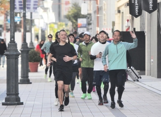 三宮の街中を走るランニングサークル「Ｘ１５」の参加者たち＝神戸市中央区三宮町１