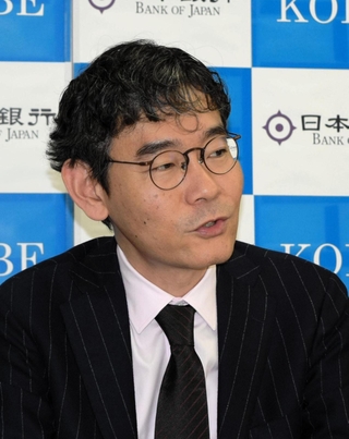 県内の金融経済概況を解説する日銀神戸支店の別所昌樹支店長＝神戸市中央区京町