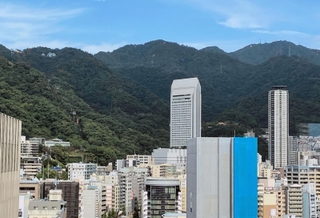 稜線（りょうせん）の左端に見える神戸布引ハーブ園から、右端の摩耶山を結ぶロープウエーの建設構想が持ち上がっている（神戸・三宮から撮影）