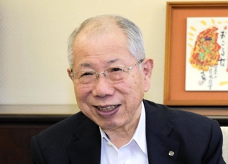 インタビューに応じる播州信用金庫の和田長平会長＝姫路市南駅前町