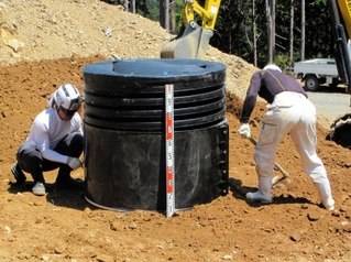駆除したシカを山中で処理するため地中に埋めた巨大な管。上部は投入口として使う＝和歌山県内（兵庫森林管理署提供）