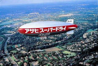 世界最大の商用飛行船「スーパードライ号」。看板商品のＰＲも破格だった（アサヒビール提供）
