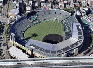 使用電力を実質再生可能エネルギー１００％とすることが発表された甲子園球場＝西宮市甲子園町（阪神電気鉄道提供）