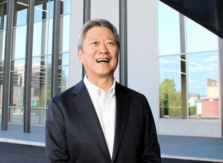 今月完成した新社屋の前に立つ大和工業社長の小林幹生氏。「当社のＨ形鋼を使っています」と話す＝姫路市大津区吉美
