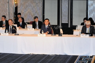 円卓会議であいさつする経済同友会の新浪剛史代表幹事（前列右から２人目）＝神戸市中央区港島中町６