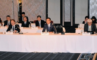 円卓会議であいさつする経済同友会の新浪剛史代表幹事（前列中央）＝神戸市中央区港島中町６