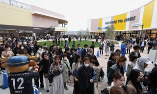 オープンを待って列をつくる人たち＝２６日午前、神戸市垂水区海岸通、三井アウトレットパーク　マリンピア神戸（撮影・小林良多）