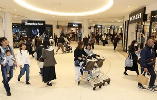 大勢の客が訪れた真新しい店内＝２６日午前、神戸市垂水区海岸通、三井アウトレットパーク　マリンピア神戸（撮影・小林良多）