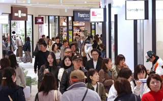 開業初日に大勢の客で混雑する売り場＝２６日午後、神戸市垂水区海岸通（撮影・小林良多）