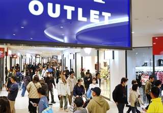 開業初日を迎え、大勢の客で混雑する売り場＝２６日午後、神戸市垂水区海岸通（撮影・小林良多）