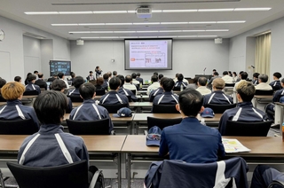 アース製薬が開いた改善活動の発表会＝赤穂市坂越、同社坂越工場