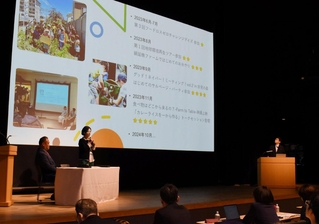 生ごみの堆肥化や、堆肥を使った畑作業について報告する山下優子さん（壇上左から２人目）＝大阪市北区、阪急うめだホール