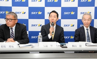 報道関係者向けの説明会で、国際線の就航を検討する意向を示したスカイマークの本橋学社長（中央）ら同社役員＝神戸市中央区