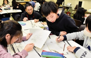 未来の乗り物を考える子どもたち＝西宮市高須町２