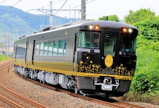 新観光列車「はなあかり」。１～３月は臨時特急「かにカニはまかぜ」とつないで運行する（ＪＲ西日本提供）