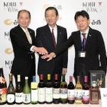 神戸ワイン事業譲渡の会見に臨んだ（左から）神戸農政公社の福島国武常務理事、白鶴酒造の桜井一雅専務、神戸市経済観光局の椿野智弘局長＝１日午後、同市役所