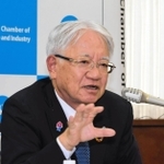 会見する神戸商工会議所の川崎博也会頭＝神戸市中央区港島中町６
