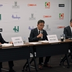 ２０２４年９月中間連結決算について発表するエイチ・ツー・オーリテイリングの荒木直也社長（中央）ら＝大阪市北区