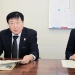兵庫県内の経済情勢を解説する神戸財務事務所の山本健治所長（左）＝神戸経済記者クラブ