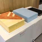異なる断熱材などを展示し、熱や冷気の浸透度合いを触って体感することもできる＝神戸市東灘区